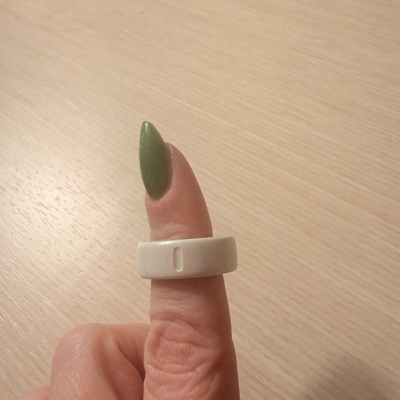 Oura Ring in Silver with White Outer Finish - Picture 3 of 3